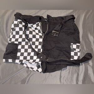 ✨LAST CHANCE✨ Alternative checkered shorts!🖤🤍
